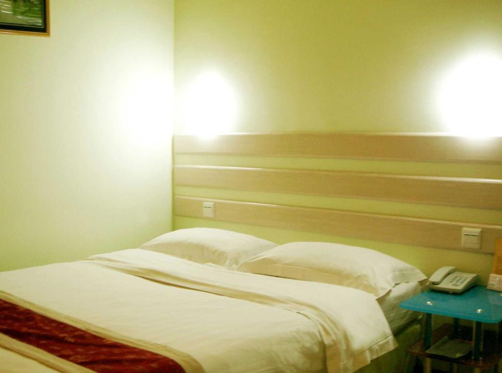 V8 Hotel - Train Station Guangzhou Room photo